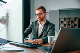 Um homem vestindo terno, no escritório